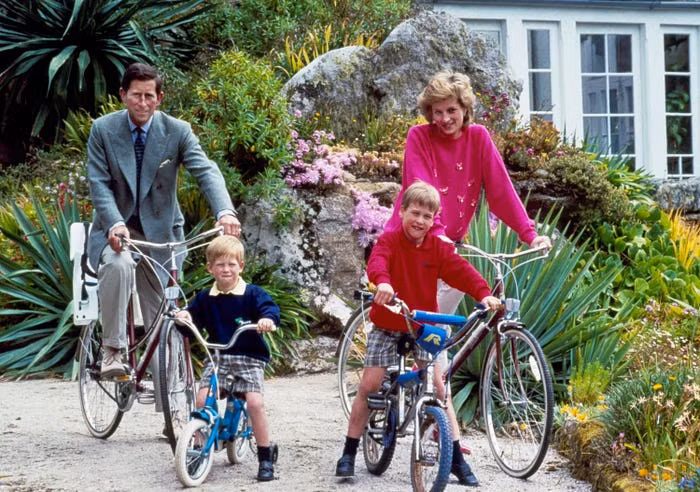 Cả gia đình Hoàng tử William tham gia các hoạt động ngoài trời cùng nhau như đạp xe.