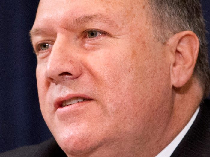 Ngoại trưởng Mike Pompeo từng chia sẻ, ông bị ảnh hưởng bởi các tác phẩm của tiểu thuyết gia Ayn Rand. "Một trong những cuốn sách quan trọng đầu tiên mà tôi đọc nhiều năm trước là Atlas Shrugged, và cuốn sách này thực sự ảnh hưởng đến tôi", Human Events dẫn lời ông Pompeo.