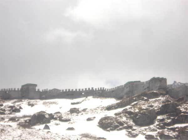 Đèo Naku La nối bang Sikkim của Ấn Độ với Khu tự trị Tây Tạng của Trung Quốc. Con đèo này nằm ở độ cao 4.310m trên mặt nước biển. Ở phần Ấn Độ, đèo dài 54m, chỉ có công dân Ấn Độ mới có thể tham quan đèo này, sau khi xin được giấy phép ở Gangtok.