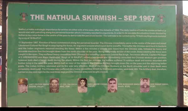 Tấm biển ghi lại thông tin về vụ đụng độ ở đèo Naku La (Nathula) năm 1967.