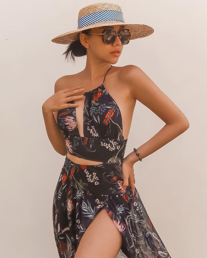 Không chỉ đồ đũi thô hay rộng rãi mới hợp với mũ cói, diện đầm váy cắt xẻ quyến rũ như Băng Di vẫn có thể phối với item này làm điểm nhấn tuyệt vời.