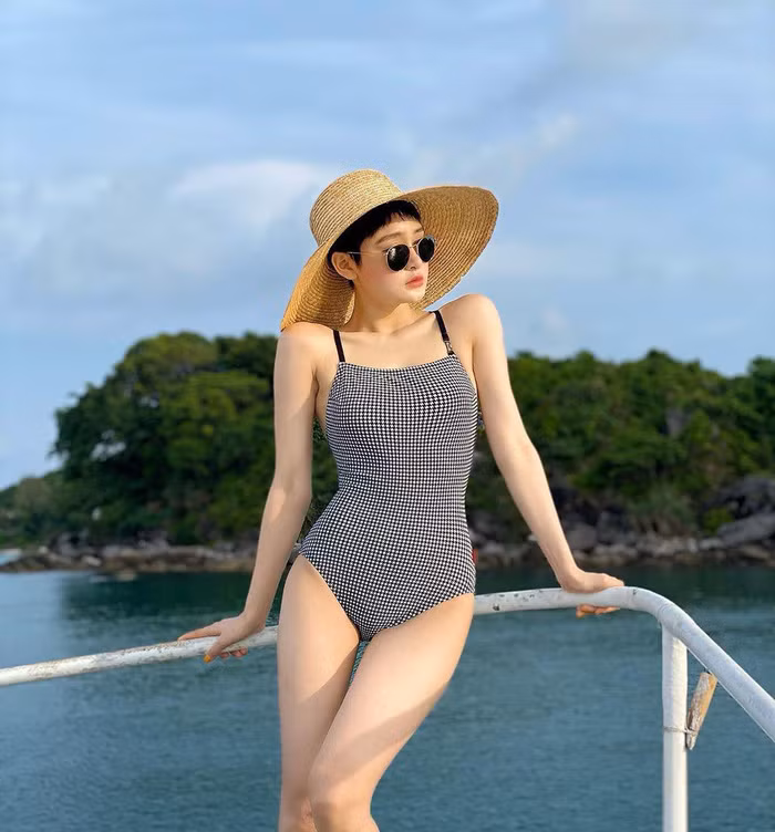 Đồ tắm khoe eo thon dáng chuẩn là chưa đủ, mũ cói rộng vành mới đúng style “chanh sả" để đi biển không lo cháy nắng.