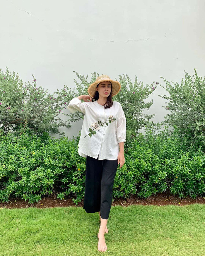 Không riêng gì Hiền Hồ mê diện đồ cói như là chân ái, nhiều sao Việt cũng chọn item này để bỏ qua hàng hiệu “đỏng đảnh" cho thời trang mùa hè. Dễ xách, dễ phối, ít hư hỏng lại đảm bảo thanh lịch, tinh tế, đồ cói có lẽ còn rất lâu mới bị soán ngôi đầu bảng của mình. Ảnh: Diện đồ thoải mái, basic như Lưu Hương Giang và thêm một chiếc mũ cói điệu đà là đủ cứu độ “sang" cho cả tấm hình.