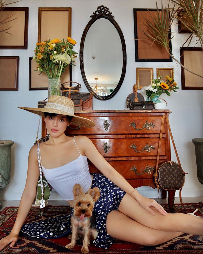 Dù chỉ ở nhà chụp ảnh sương sương với áo thun - khăn lụa, đội mũ cói rộng vành cũng đủ làm cho Khánh Linh trông sang - xịn - mịn hơn hẳn.