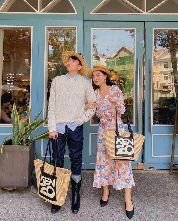 Bắt kịp xu hướng hè như cô nàng Hà Trúc: mang cả túi - mũ cói cùng váy hoa sặc sỡ. Đồ cói cũng là sự lựa chọn hợp lý, dễ kiếm cho nhóm bạn muốn diện đồ đôi.