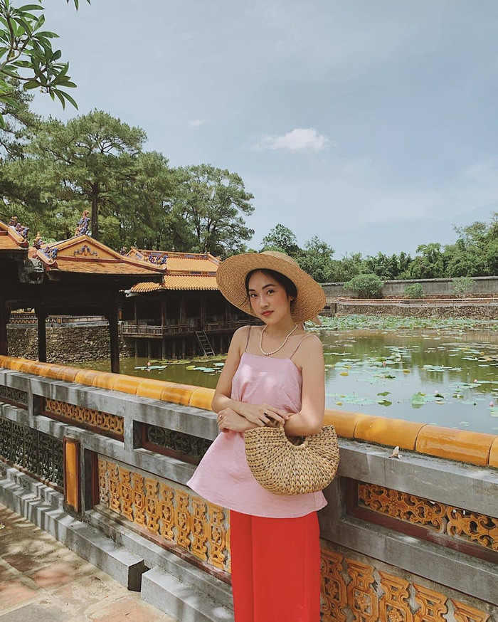 Cô nàng Misoa chọn phong cách bánh bèo, nữ tính với áo hồng ngọt ngào, túi cói hình bán nguyệt cổ điển và mũ cói cùng tông.