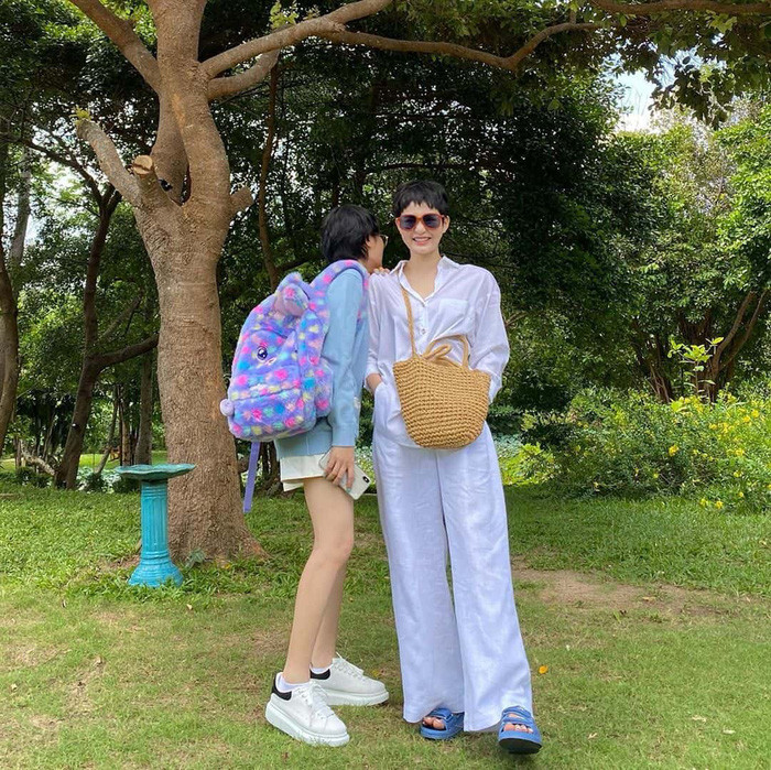 Tuy sở hữu một bộ sưu tập túi xách, phụ kiện hàng hiệu cũng “không phải dạng vừa đâu", Hiền Hồ vẫn chọn túi cói, mũ cói làm item yêu thích. Diện đủ mọi trang phục đi biển khác nhau nhưng có lẽ đồ cói mới là chân ái của nàng: dù trông bình dân là vậy nhưng mặc lên người lại sang chảnh, thời thượng vô cùng. Với những ai mê diện set cùng màu như Hiền Hồ, có thêm một chiếc túi cói nhỏ nhắn sẽ tạo điểm nhấn và giúp bộ đồ ôm dáng hơn.