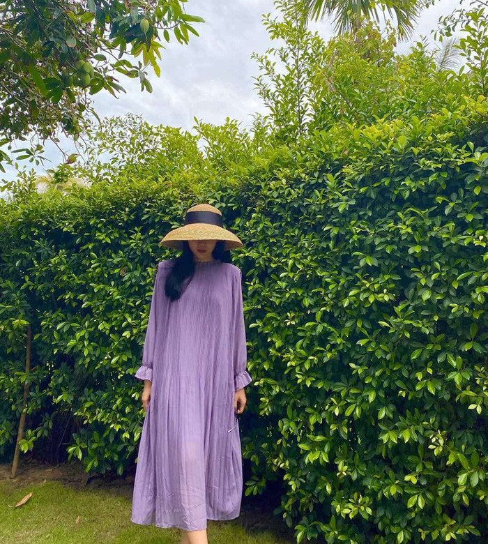 Đổi qua diện với đầm maxi tím điệu đà, nữ tính, mũ cói rộng vành vẫn ăn ý như thường, còn giúp bà mẹ hai con thêm phần trẻ trung, hợp mốt.