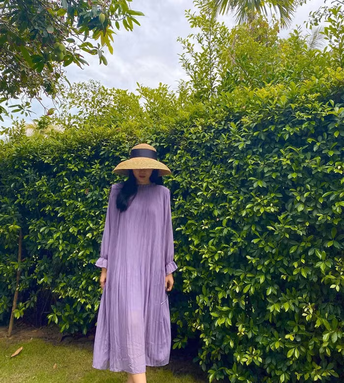 Đổi qua diện với đầm maxi tím điệu đà, nữ tính, mũ cói rộng vành vẫn ăn ý như thường, còn giúp bà mẹ hai con thêm phần trẻ trung, hợp mốt.