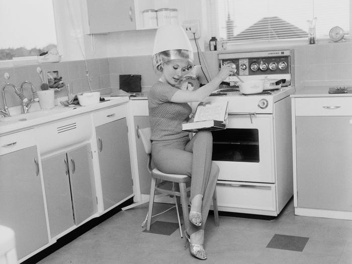 Nữ diễn viên người Anh Barbara Roscoe vừa nấu ăn vừa làm tóc tại nhà vào khoảng năm 1963.