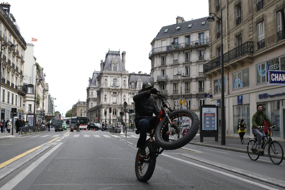 Chỉ một nửa trong số các cửa hàng trên đại lộ Champs-Elysees mở cửa ngày 11/5. "Điều này phản ánh sự cần thiết của việc chuẩn bị để đón khách hàng một cách an toàn và sự do dự của nhiều người trong việc quay trở lại thói quen trước đây", Edouard Lefebvre, người đứng đầu khu kinh doanh trên đại lộ Champs-Elysees, cho biết.