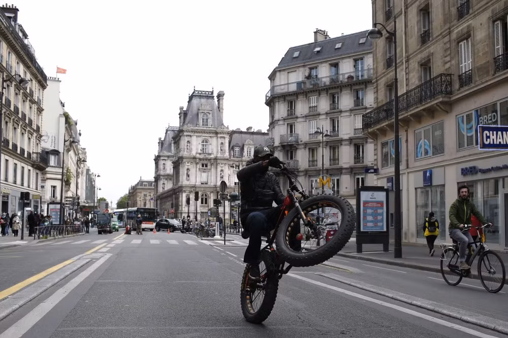 Ngo ngang “kinh do anh sang” Paris sau hai thang “dong bang” vi COVID-19-Hinh-3