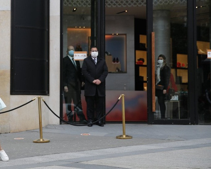 Một số người dân ở Paris vui mừng vì được tự do sau hai tháng phong tỏa. Nhiều thanh niên tụ tập ở kênh Saint Martin để ăn mừng vào lúc hoàng hôn cho đến khi cảnh sát đến giải tán.