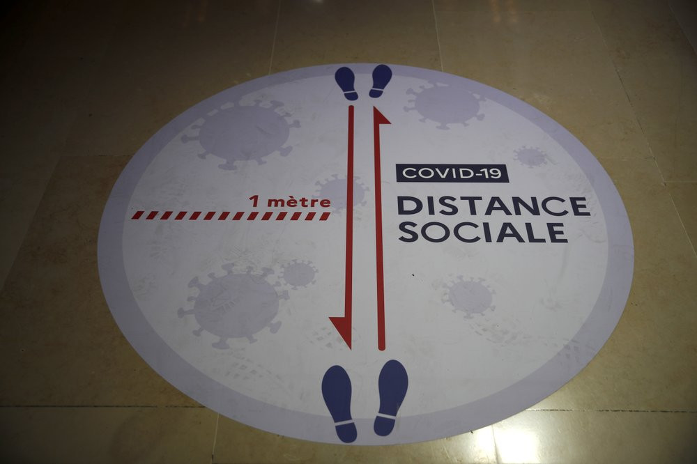 Cảnh sát trưởng Paris sau đó ban hành lệnh cấm tiêu thụ đồ uống có cồn dọc bờ sông Seine. Ông tuyên bố rằng cần phải hành động để đảm bảo mọi người tuân thủ khoảng cách xã hội trong ngày đầu nới lỏng phong tỏa.