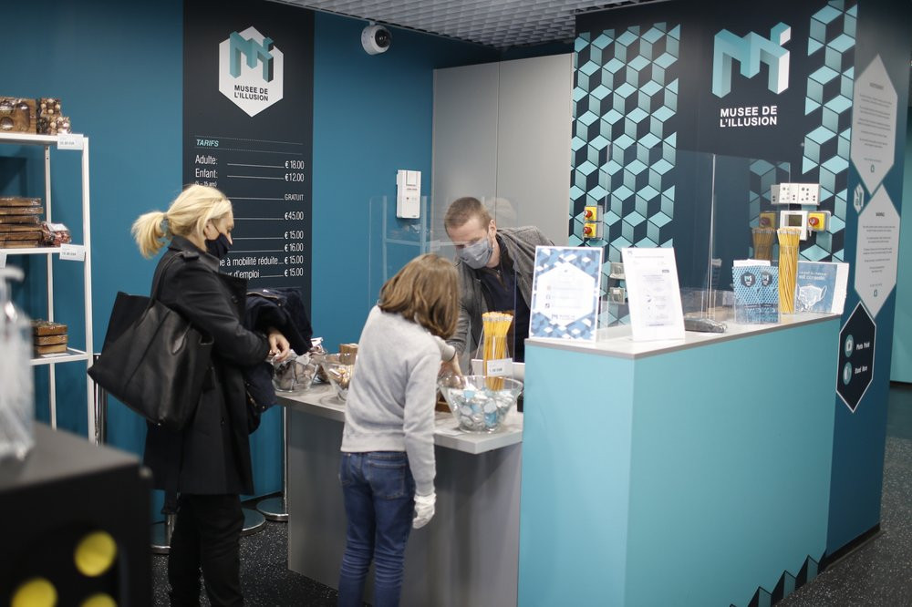 Khách du lịch mua đồ lưu niệm trong bảo tàng Illusion ở Paris trong ngày đầu tiên nới lỏng phỏng tỏa.