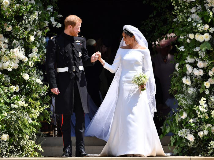 Đám cưới "cổ tích" của Hoàng tử Anh Harry và Công nương Meghan Markle diễn ra vào tháng 5/2018 tại Lâu đài Windsor. Trong ngày trọng đại, cô dâu Meghan diện chiếc váy cưới của Givenchy. Được biết, chiếc váy cưới này mất đến 3.900 giờ để hoàn thiện.