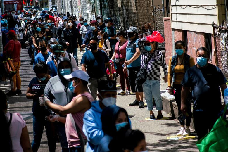 Người dân xếp hàng chờ nhận thực phẩm được phân phát tại Queens, New York, hôm 16/5.