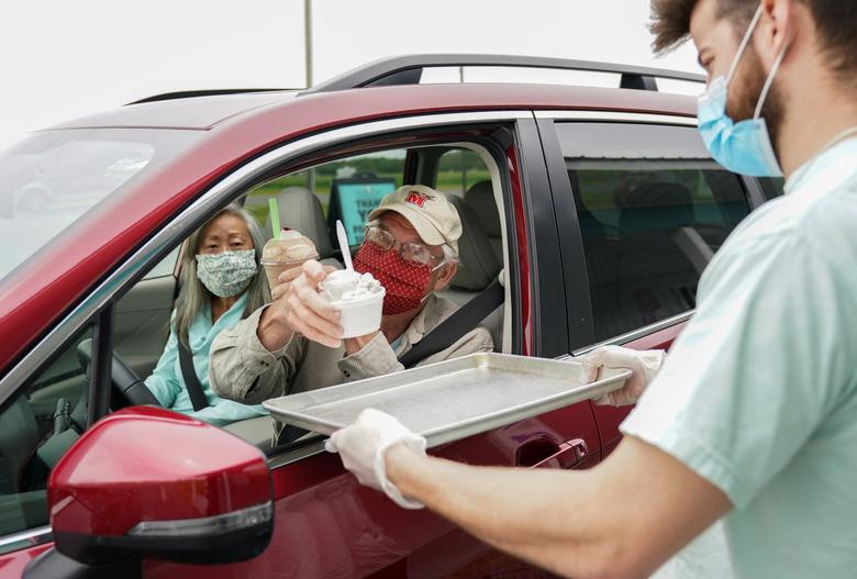 Mặc dù dịch bệnh vẫn diễn biến phức tạp, gần như toàn bộ 50 tiểu bang nước Mỹ đã quyết định nới phong tỏa, cho phép một số doanh nghiệp mở cửa trở lại và người dân có thể di chuyển tự do hơn.