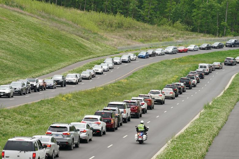 Hàng dài xe tại khu vực lấy mẫu bệnh phẩm để xét nghiệm COVID-19 tại Leesburg, bang Virginia, ngày 20/5.