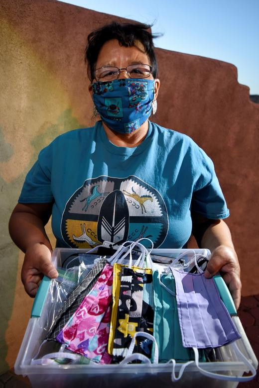 Teresa Peters "khoe" một số khẩu trang tự làm tại Gallup, New Mexico, ngày 13/5.
