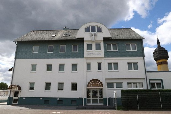 Hon 100 nguoi nhiem COVID-19 sau khi di nha tho o Duc