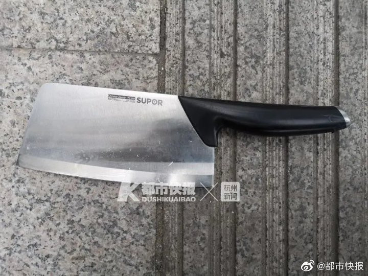 Ngoài ra, cảnh sát Trung Quốc đã bắt giữ cô gái này vì hành vi gây nguy hiểm cho an ninh công cộng.