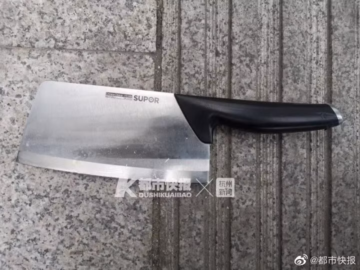 Ngoài ra, cảnh sát Trung Quốc đã bắt giữ cô gái này vì hành vi gây nguy hiểm cho an ninh công cộng.