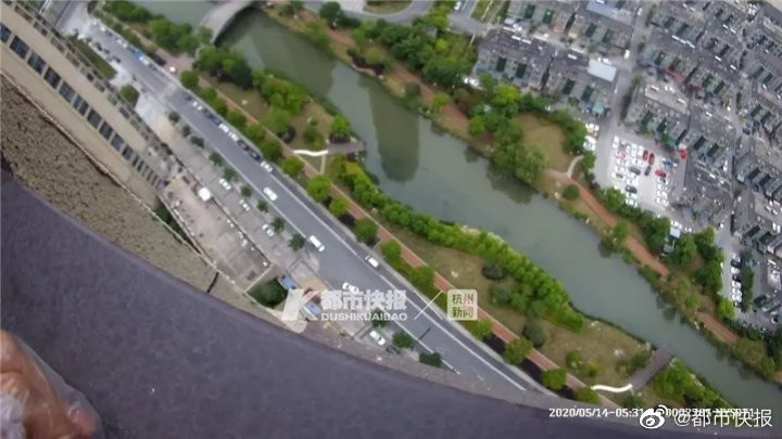 May mắn, con dao rơi trúng một chiếc ô tô phía dưới và không gây thiệt hại về người.