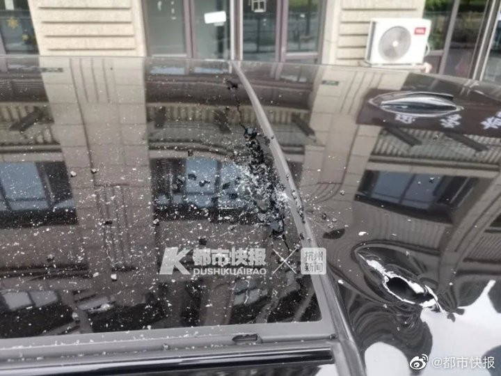 Tuy nhiên, cô gái này sẽ phải đền bù chi phí sửa xe ước tính lên tới 130.000 nhân dân tệ (gần 427 triệu đồng).