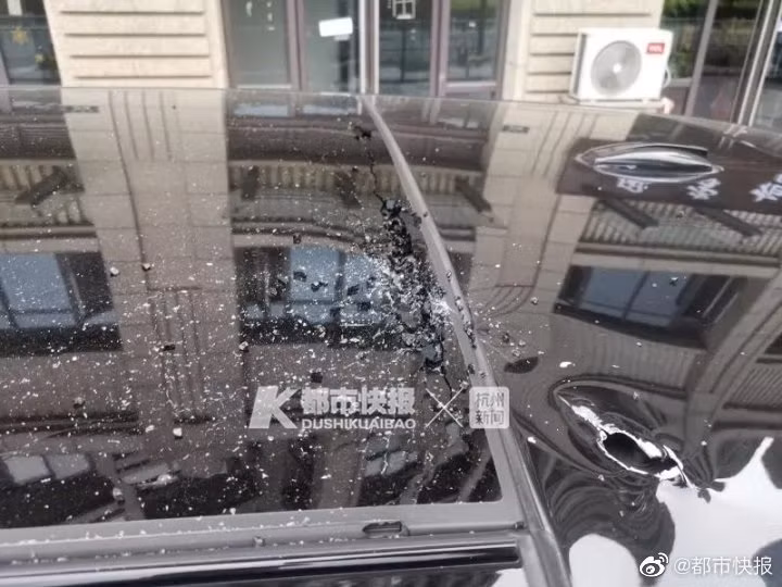 Tuy nhiên, cô gái này sẽ phải đền bù chi phí sửa xe ước tính lên tới 130.000 nhân dân tệ (gần 427 triệu đồng).