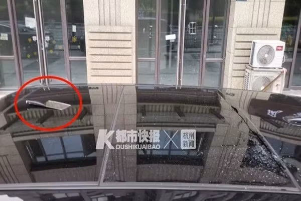 Trong cơn tức giận, cô gái đã ném thẳng một con dao về phía người yêu nhưng bị trượt.