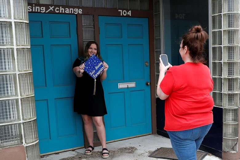 Le tot nghiep “la” cua hoc sinh, sinh vien khap the gioi mua COVID-19-Hinh-13