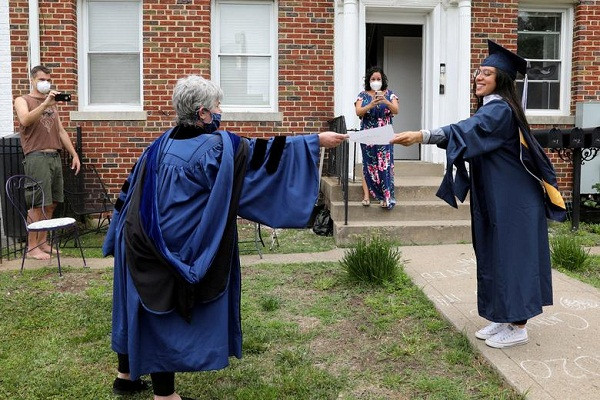 Le tot nghiep “la” cua hoc sinh, sinh vien khap the gioi mua COVID-19-Hinh-7