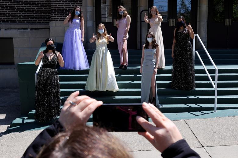 Le tot nghiep “la” cua hoc sinh, sinh vien khap the gioi mua COVID-19-Hinh-12