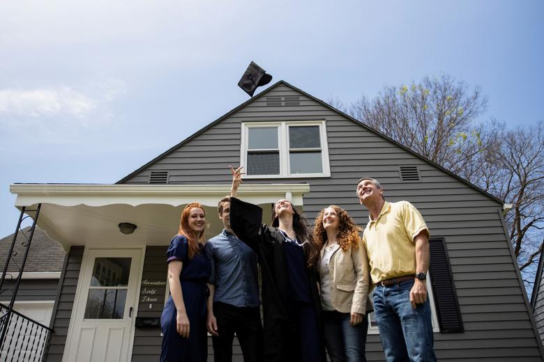 Le tot nghiep “la” cua hoc sinh, sinh vien khap the gioi mua COVID-19-Hinh-10