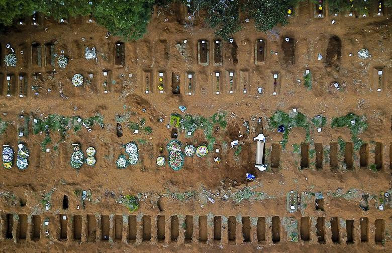 Nhiều ngôi mộ được đào sẵn trong nghĩa trang Vila Formosa.