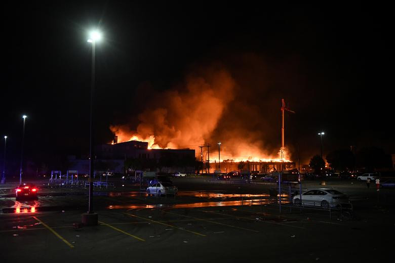 Đám cháy dữ dội trong cuộc biểu tình tối 28/5. Ảnh: Reuters.