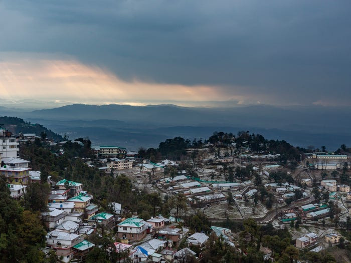 Theo bài viết của Insider trước đó, người dân tại một số khu vực ở Ấn Độ đã có thể nhìn thấy dãy Himalaya từ nhà họ lần đầu tiên sau hàng chục năm nhờ tình trạng ô nhiễm được cải thiện. Ảnh: Thung lũng Kangra ở Dharmsala ngày 8/1/2020.