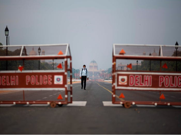 Con đường dẫn tới Dinh Tổng thống ở New Delhi mờ ảo ngày 24/3/2020.