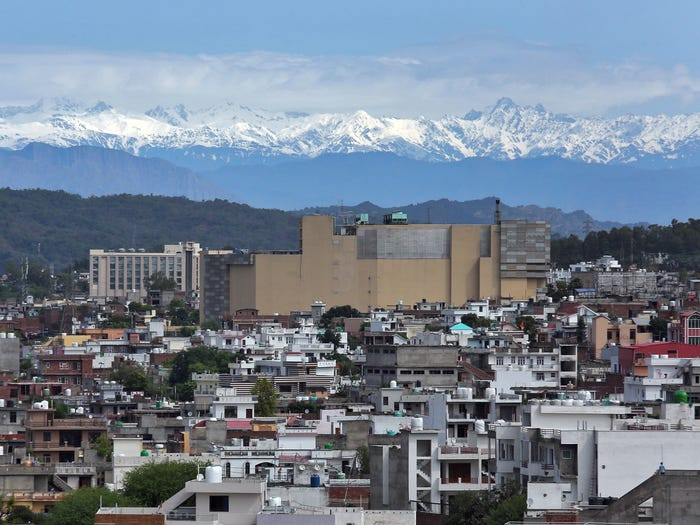 Tương tự, dãy núi Pir Panjal phủ đầy tuyết có thể được nhìn thấy từ khu dân cư ở Jammu, Ấn Độ. Ảnh chụp ngày 3/5/2020.