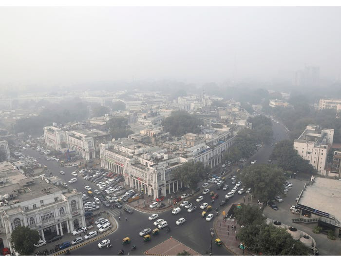 Insider đưa tin, theo Diễn đàn Kinh tế Thế giới, vào tháng 2/2020, Ấn Độ có tới 6 trong số 10 thành phố ô nhiễm nhất thế giới. Tuy nhiên, kể từ khi nước này áp đặt lệnh phong tỏa chống COVID-19 hôm 25/3/2020, tình trạng ô nhiễm ở Ấn Độ đã giảm đáng kể. Loạt ảnh dưới đây của Insider đã cho thấy rõ sự thay đổi này. Ảnh: Thủ đô New Delhi mờ ảo vì ô nhiễm không khí trong bức ảnh chụp ngày 1/11/2019. (Nguồn ảnh: Insider)