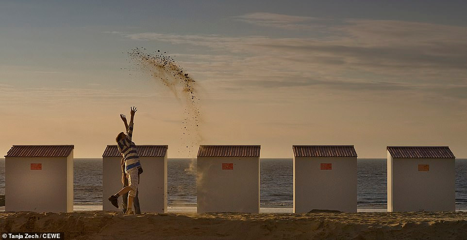 Hoàng hôn trên bãi biển ở nokke-Heist, Đức. Bức ảnh này do Tanja Zech ghi lại.