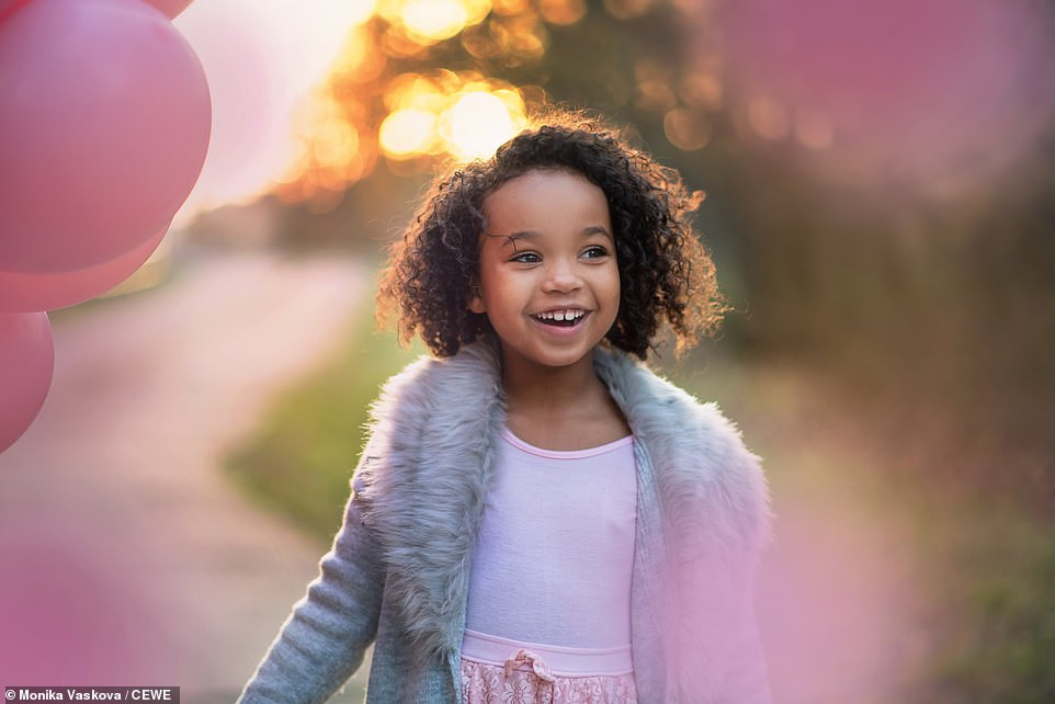 Bé gái thích thú khi được chơi ngoài trời ở Prague, Cộng hòa Séc. Bức ảnh này do Monika Vaskova chụp.