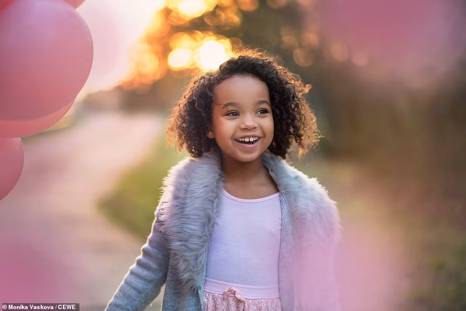 Bé gái thích thú khi được chơi ngoài trời ở Prague, Cộng hòa Séc. Bức ảnh này do Monika Vaskova chụp.