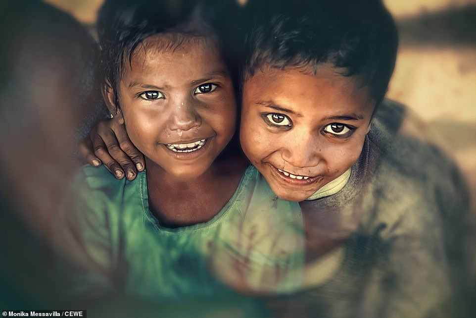 Hai em nhỏ ở Rangun, Myanmar, cười tươi trước ống kính của Monika Messavilla.