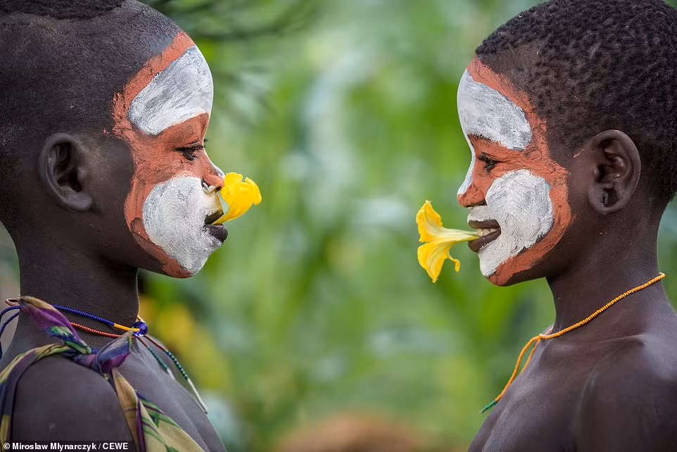 Hai bé trai ở Ethiopia lọt vào ống kính của Miroslaw Mlyarczyk.