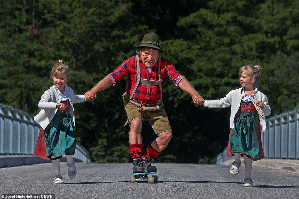 Josef Hinterleitner đã chụp lại khoảnh khắc ông chơi đùa với hai cháu gái ở Sierning, Áo.