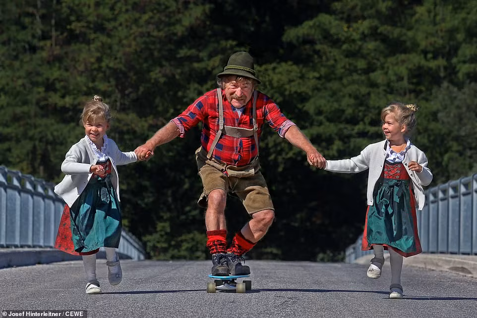 Josef Hinterleitner đã chụp lại khoảnh khắc ông chơi đùa với hai cháu gái ở Sierning, Áo.