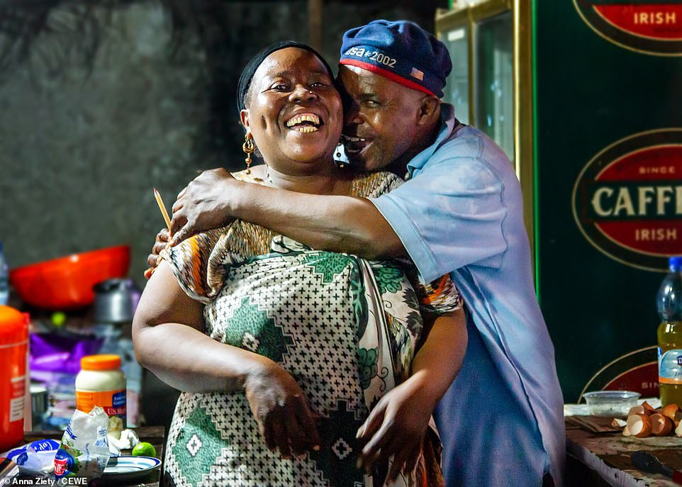 Một cặp đôi cười hạnh phúc khi cùng nhau nấu ăn trong bếp ở Nungwi, Tanzania. Đây là "tác phẩm" của Anna Ziety.