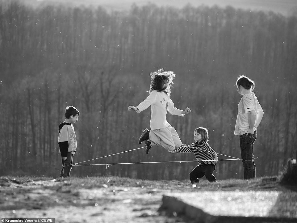 Các em nhỏ vui đùa cùng nhau tại Koprivnica, Croatia. Khoảnh khắc đáng yêu này do nhiếp ảnh gia Krunoslav Vecenaj ghi lại.